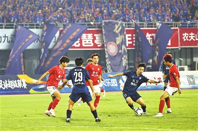 身着蓝色战, 面对落后的 身着蓝色战, 面对落后的